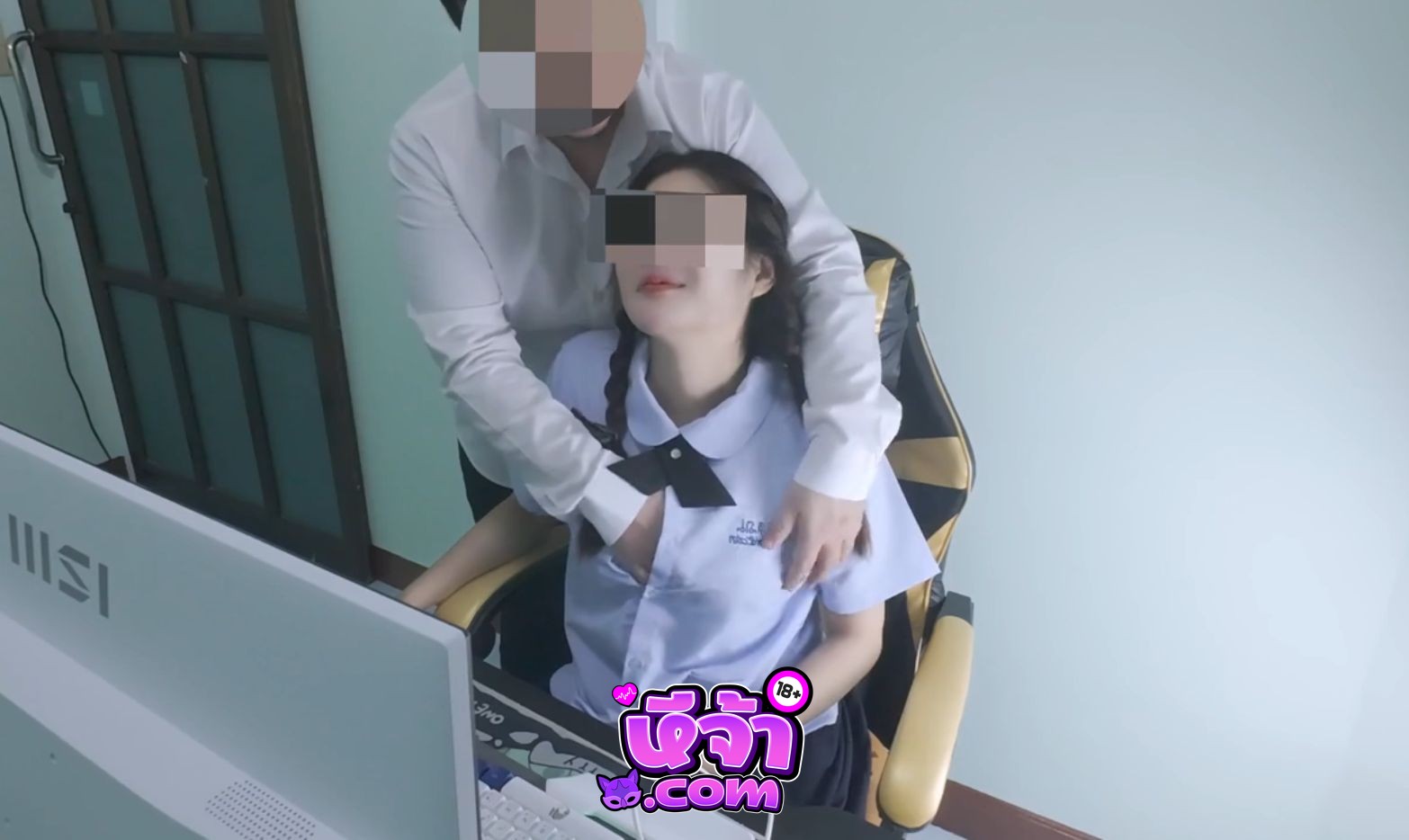 คลิปหลุด Onlyfan น้องนินิว NinewThaiCute นักเรียนสาวไทยแอบดูหนังโป๊ โดนรุ่นพี่จับได้ จับยกขาซอยบนโต๊ะคอมรัวๆ ล่อคาชุด ร้องลั่นห้อง
