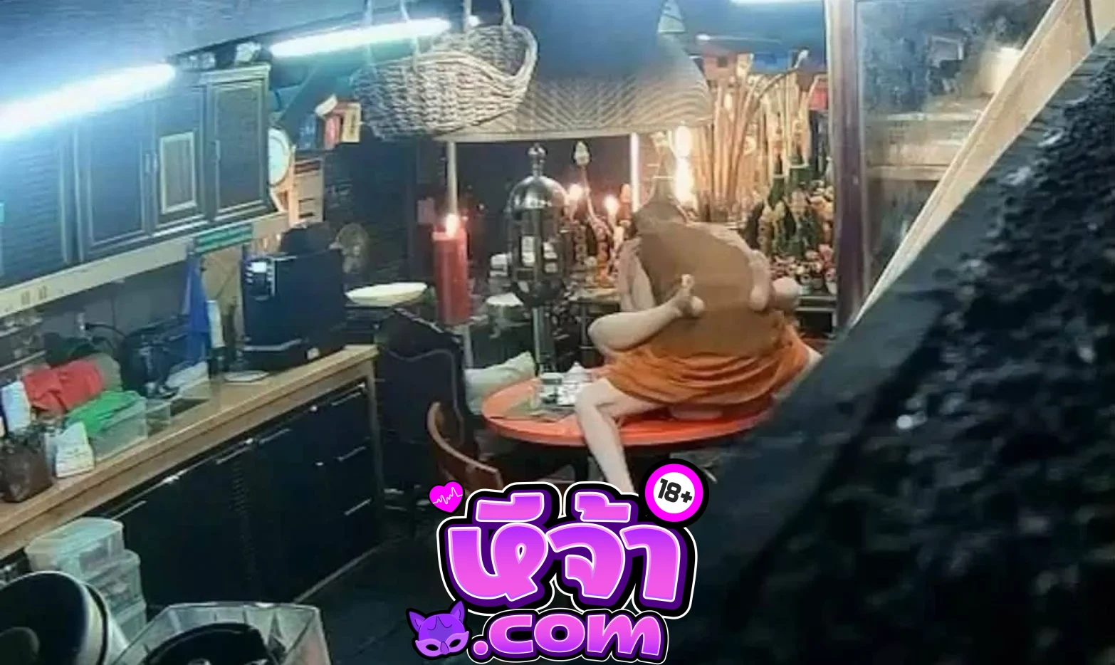 คลิปหลุด วงจรปิดมัดตัว เจ้าอาวาสวัดดังจังหวัดอยุธยา เสพเมถุนสีกาคากุฏิ จับสีกายกขาเย็ดหีคาโต๊ะห้องครัว ก่อนโดนจับสึก